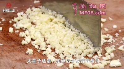 家常蒜蓉剁椒蒸丝瓜的做法 蒜蓉剁椒蒸丝瓜怎么做好吃