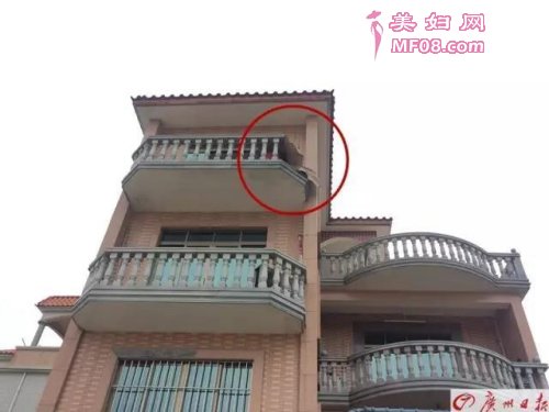 图为事发现场，红圈为栏杆断裂处。