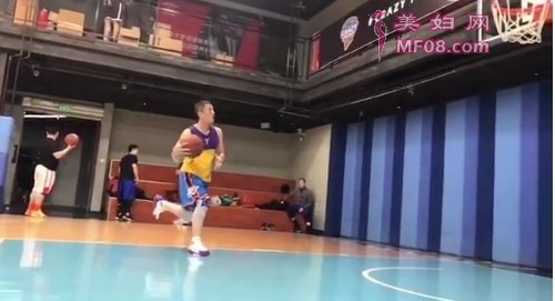 小编别闹！李亚鹏晒打篮球视频暗指很健康没生病 
