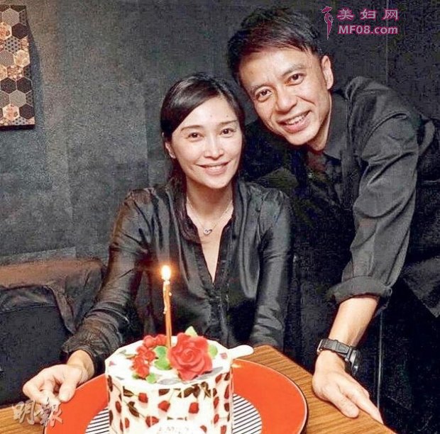 老婆卢淑仪被要求穿泳衣上台 李克勤这么回应