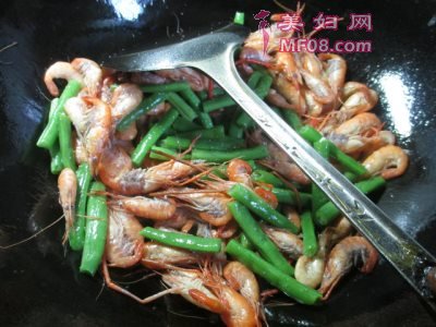 梅豆炒河虾最正宗的做法 家常梅豆炒河虾的做法