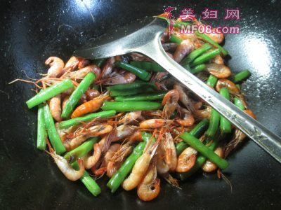 梅豆炒河虾最正宗的做法 家常梅豆炒河虾的做法
