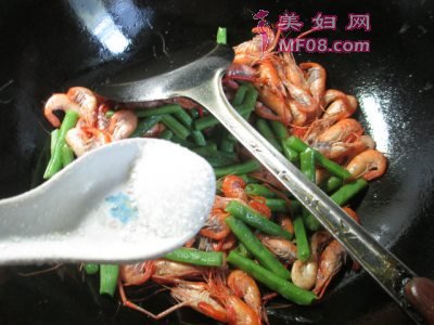 梅豆炒河虾最正宗的做法 家常梅豆炒河虾的做法