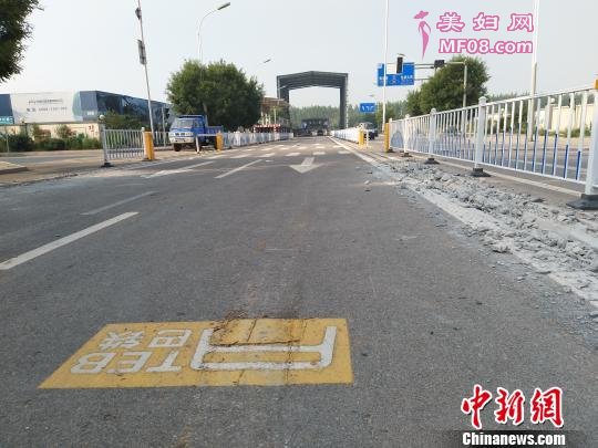 图为“巴铁试验线”道路一侧轨道被刨开 韩冰 摄