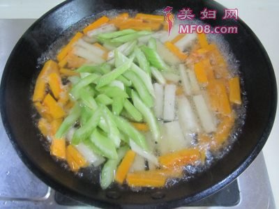 山药西芹炒南瓜怎么做好吃 家常山药西芹炒南瓜的做法