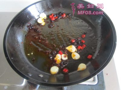 豆豉辣炒茄子土豆片怎么做 豆豉辣炒茄子土豆片的做法
