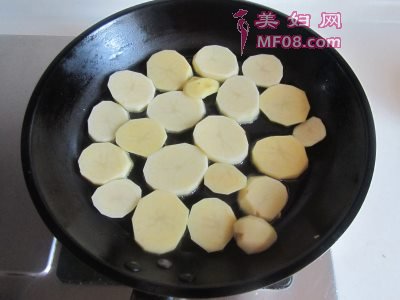 豆豉辣炒茄子土豆片怎么做 豆豉辣炒茄子土豆片的做法