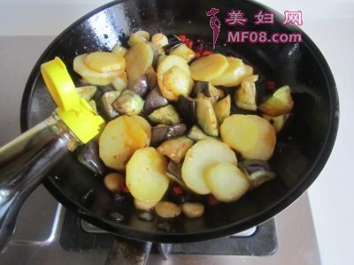 豆豉辣炒茄子土豆片怎么做 豆豉辣炒茄子土豆片的做法