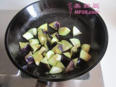 豆豉辣炒茄子土豆片怎么做 豆豉辣炒茄子土豆片的做法