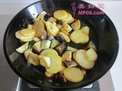 豆豉辣炒茄子土豆片怎么做 豆豉辣炒茄子土豆片的做法