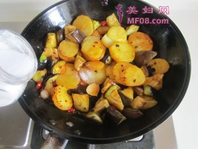 豆豉辣炒茄子土豆片怎么做 豆豉辣炒茄子土豆片的做法