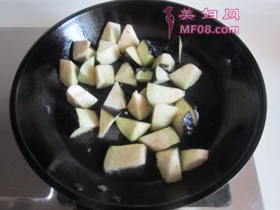 豆豉辣炒茄子土豆片怎么做 豆豉辣炒茄子土豆片的做法