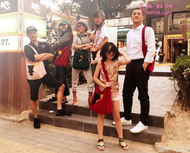 李亚鹏晒女儿毕业视频 李嫣热裤配吊带气场十足