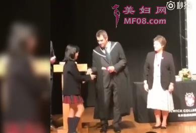 李亚鹏晒女儿毕业视频 李嫣热裤配吊带气场十足