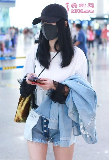 杨幂穿小热裤秀大长腿 这热裤是穿反了吗？