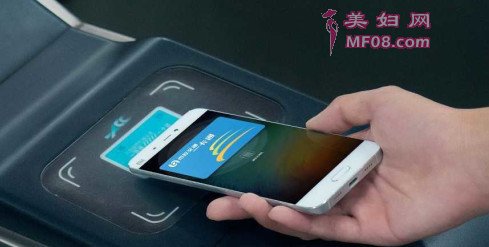 目前小米手机支持4种手机刷卡方式，包含两种快捷刷卡方式：熄屏状态直接靠近闸机刷卡和解锁状态双击Home键，以及MIUI8悬浮球草作、小米公交桌面图标两个方式刷卡。通过以上方式唤醒卡片后靠近闸机，即可刷卡成功，整个刷卡草作非常便捷。