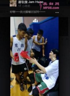 君子一诺!萧敬腾赢比赛后在鞋子上留下亲笔签名送学生