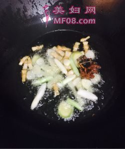焖鱼怎么做好吃 家常焖鱼的做法