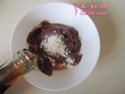 杭椒洋葱爆猪肝怎么做好吃 杭椒洋葱爆猪肝最正宗的做法
