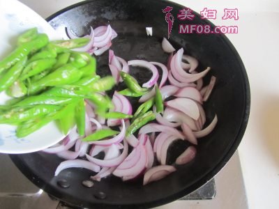 杭椒洋葱爆猪肝怎么做好吃 杭椒洋葱爆猪肝最正宗的做法