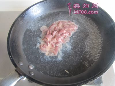 杭椒洋葱爆猪肝怎么做好吃 杭椒洋葱爆猪肝最正宗的做法