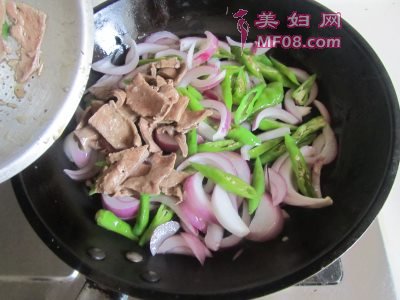 杭椒洋葱爆猪肝怎么做好吃 杭椒洋葱爆猪肝最正宗的做法