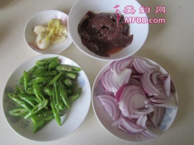 杭椒洋葱爆猪肝怎么做好吃 杭椒洋葱爆猪肝最正宗的做法