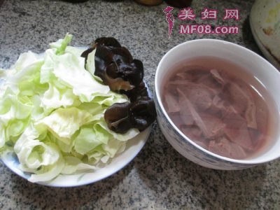 黑木耳圆白菜炒猪肝怎么做好吃 黑木耳圆白菜炒猪肝最正宗的做法