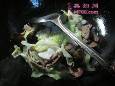 黑木耳圆白菜炒猪肝怎么做好吃 黑木耳圆白菜炒猪肝最正宗的做法