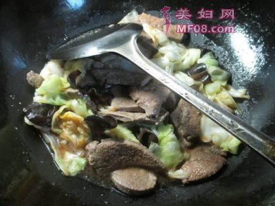 黑木耳圆白菜炒猪肝怎么做好吃 黑木耳圆白菜炒猪肝最正宗的做法