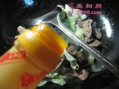 黑木耳圆白菜炒猪肝怎么做好吃 黑木耳圆白菜炒猪肝最正宗的做法