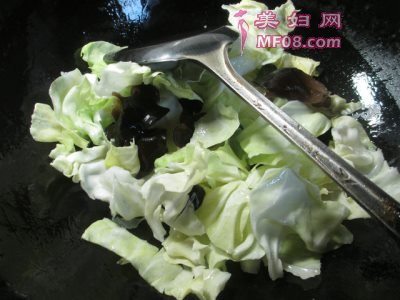 黑木耳圆白菜炒猪肝怎么做好吃 黑木耳圆白菜炒猪肝最正宗的做法