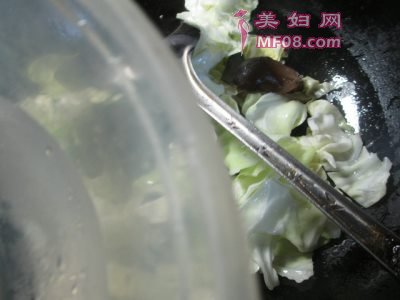 黑木耳圆白菜炒猪肝怎么做好吃 黑木耳圆白菜炒猪肝最正宗的做法