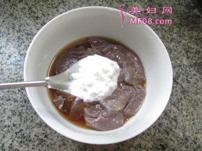 黑木耳圆白菜炒猪肝怎么做好吃 黑木耳圆白菜炒猪肝最正宗的做法