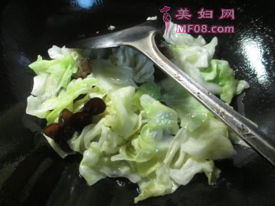 黑木耳圆白菜炒猪肝怎么做好吃 黑木耳圆白菜炒猪肝最正宗的做法