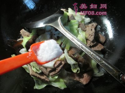 黑木耳圆白菜炒猪肝怎么做好吃 黑木耳圆白菜炒猪肝最正宗的做法