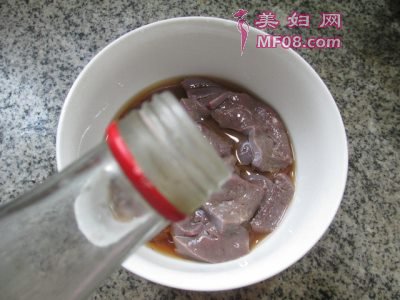 黑木耳圆白菜炒猪肝怎么做好吃 黑木耳圆白菜炒猪肝最正宗的做法