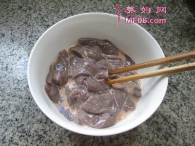 黑木耳圆白菜炒猪肝怎么做好吃 黑木耳圆白菜炒猪肝最正宗的做法