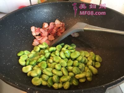 培根炒蚕豆怎么做好吃 培根炒蚕豆最正宗的做法