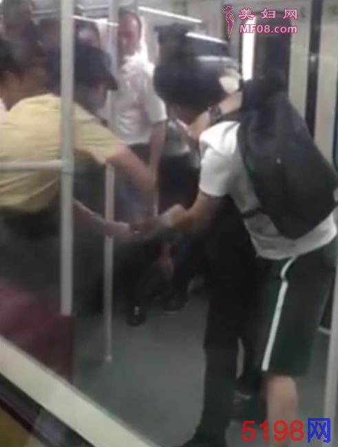 广州两男子地铁斗殴持刀对峙 女乘务员空手夺刀现惊险