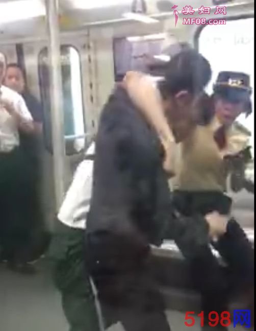 广州两男子地铁斗殴持刀对峙 女乘务员空手夺刀现惊险