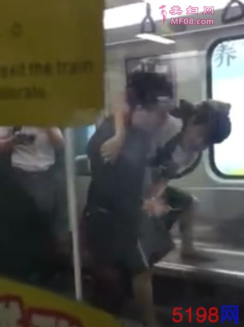 广州两男子地铁斗殴持刀对峙 女乘务员空手夺刀现惊险