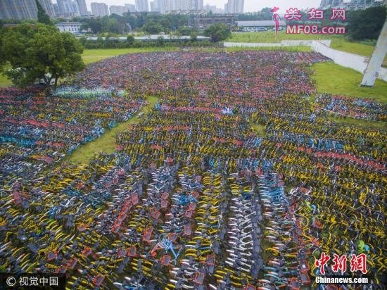 2017年6月26日，杭州，城南的一处空地上，上万辆共享单车被弃之荒野。图片来源：视觉中国