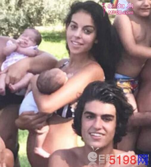 C罗晒家庭合影半罗秀腹肌 女友小腹隆起孕肚明显C罗结婚了吗C罗老婆是谁