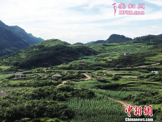 福泉市仙桥乡“阿裤读”(胶鞋干部)带领贫困户开展“草棚机”养殖。 杨云 摄