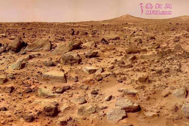 图中是美国宇航局火星车拍摄的火星表面，目前，科学家最新研究称，搜寻外星生命应当着眼于挖洞、钻孔等活动轨迹。