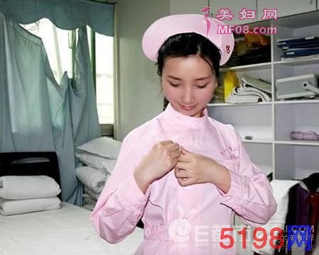 狼医偷拍女医护更衣