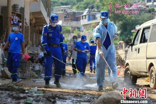 图为石家庄蓝天救援队在2016年河北省“7.19”洪灾井陉县救援时的照片。 石家庄蓝天救援队提供 摄