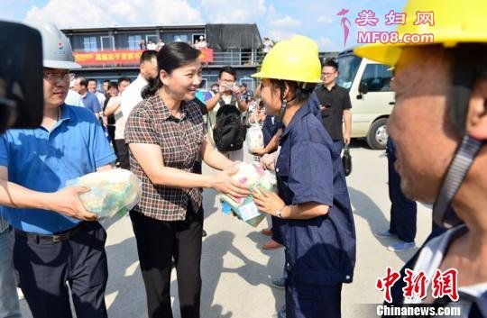浙江人社部门慰问一线工人 浙江人社厅提供