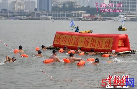 横渡活动正逢鼓浪屿申遗成功，厦门民众表达庆贺之意。　吕明 摄